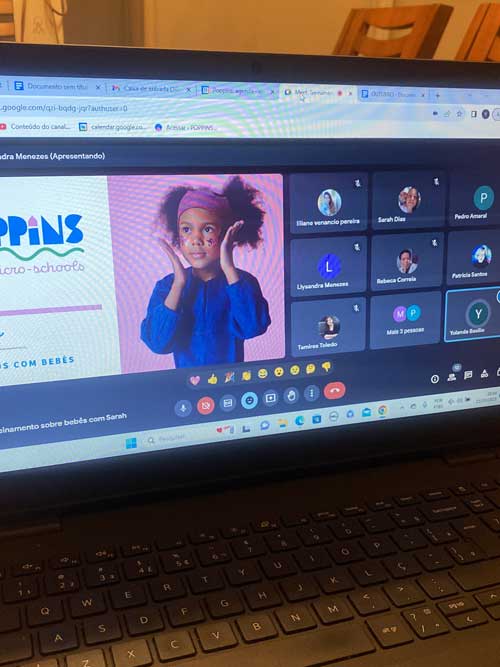 Treinamento sobre bebês com a educadora Sarah Dias